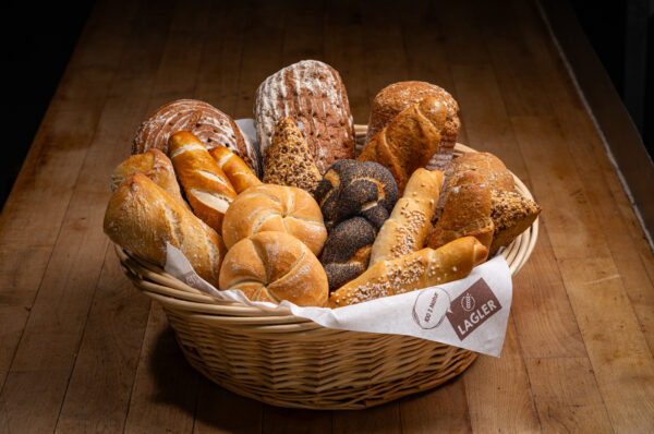 Ein Korb mit dem Sortiment aus Laglers Naturbäckerei Klagenfurt, jederzeit für Dich zum Aufbacken.